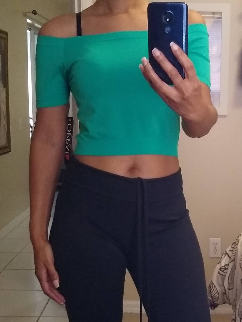 Off-Shoulder Crop Top - Picture 4 of 6